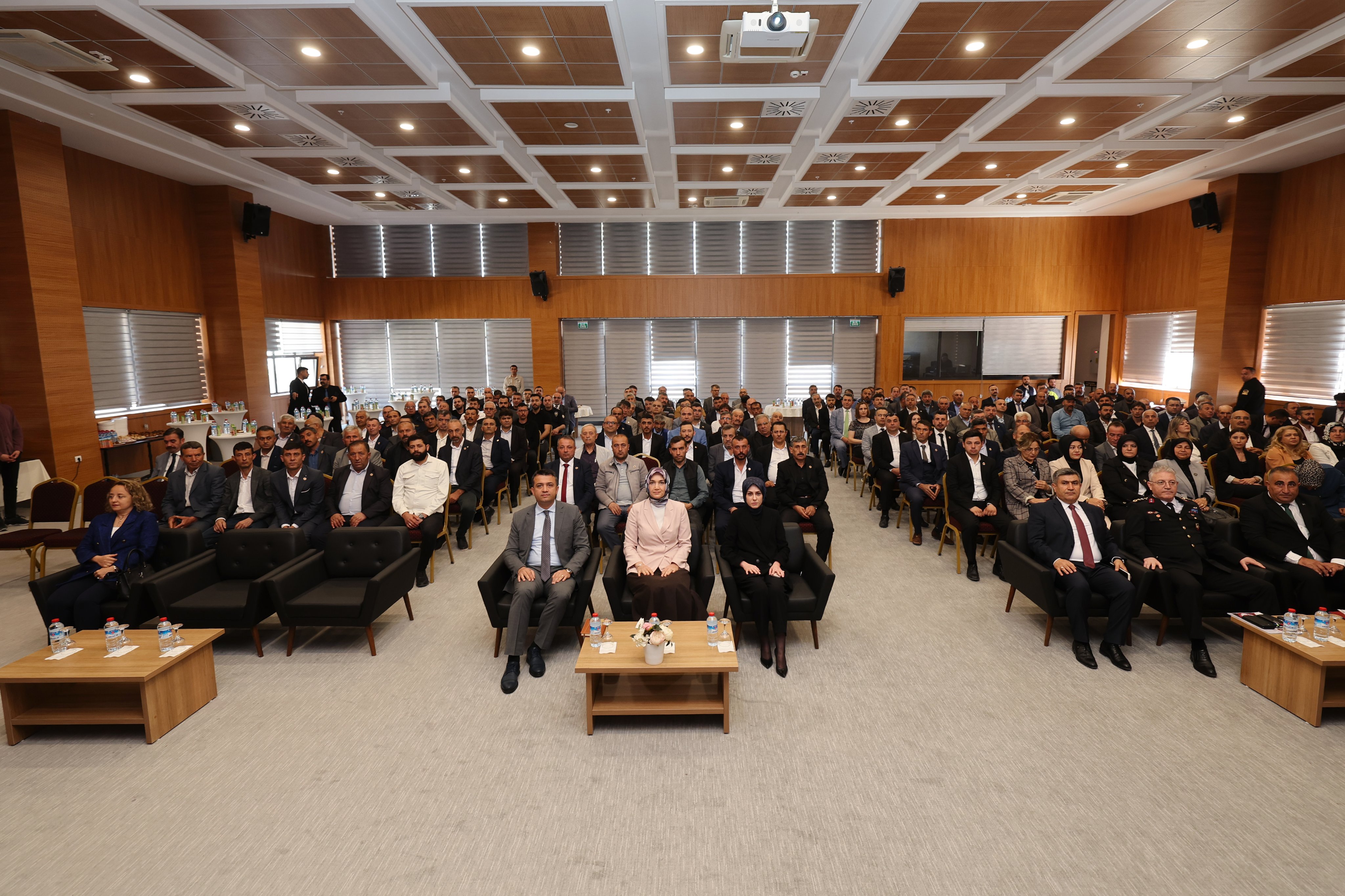 VALİ YİĞİTBAŞI BAŞKANLIĞINDA HİZMET İÇİ EĞİTİM VE KOORDİNASYON TOPLANTISI DÜZENLENDİ