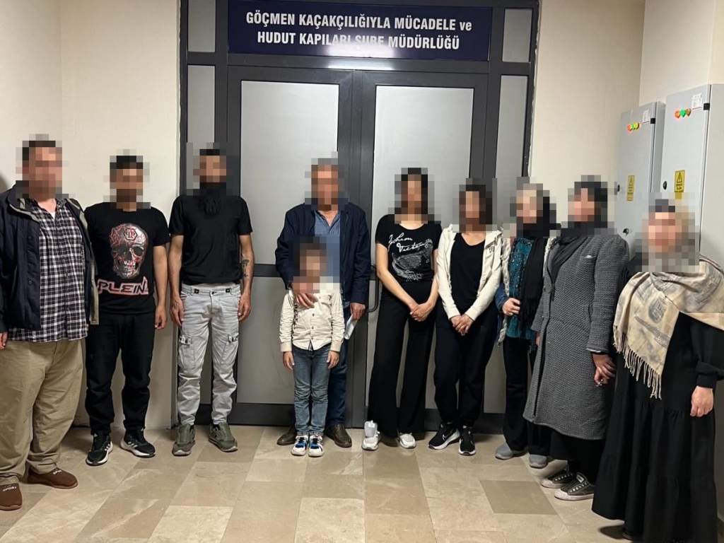 9 DÜZENSİZ GÖÇMEN YAKALANDI