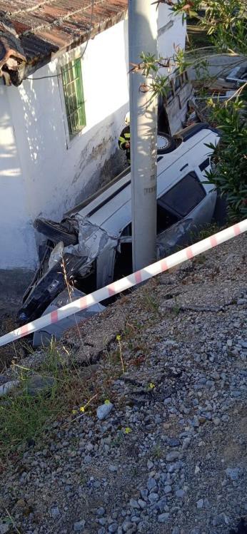 Yoldan Çıkan Otomobil Direk ile Ev Arasında Sıkıştı, Sürücüsü İse Öldü