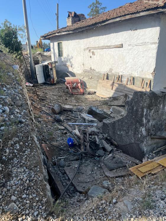 Yoldan Çıkan Otomobil Direk ile Ev Arasında Sıkıştı, Sürücüsü İse Öldü