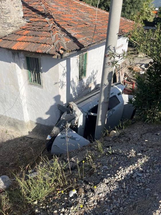 Yoldan Çıkan Otomobil Direk ile Ev Arasında Sıkıştı, Sürücüsü İse Öldü