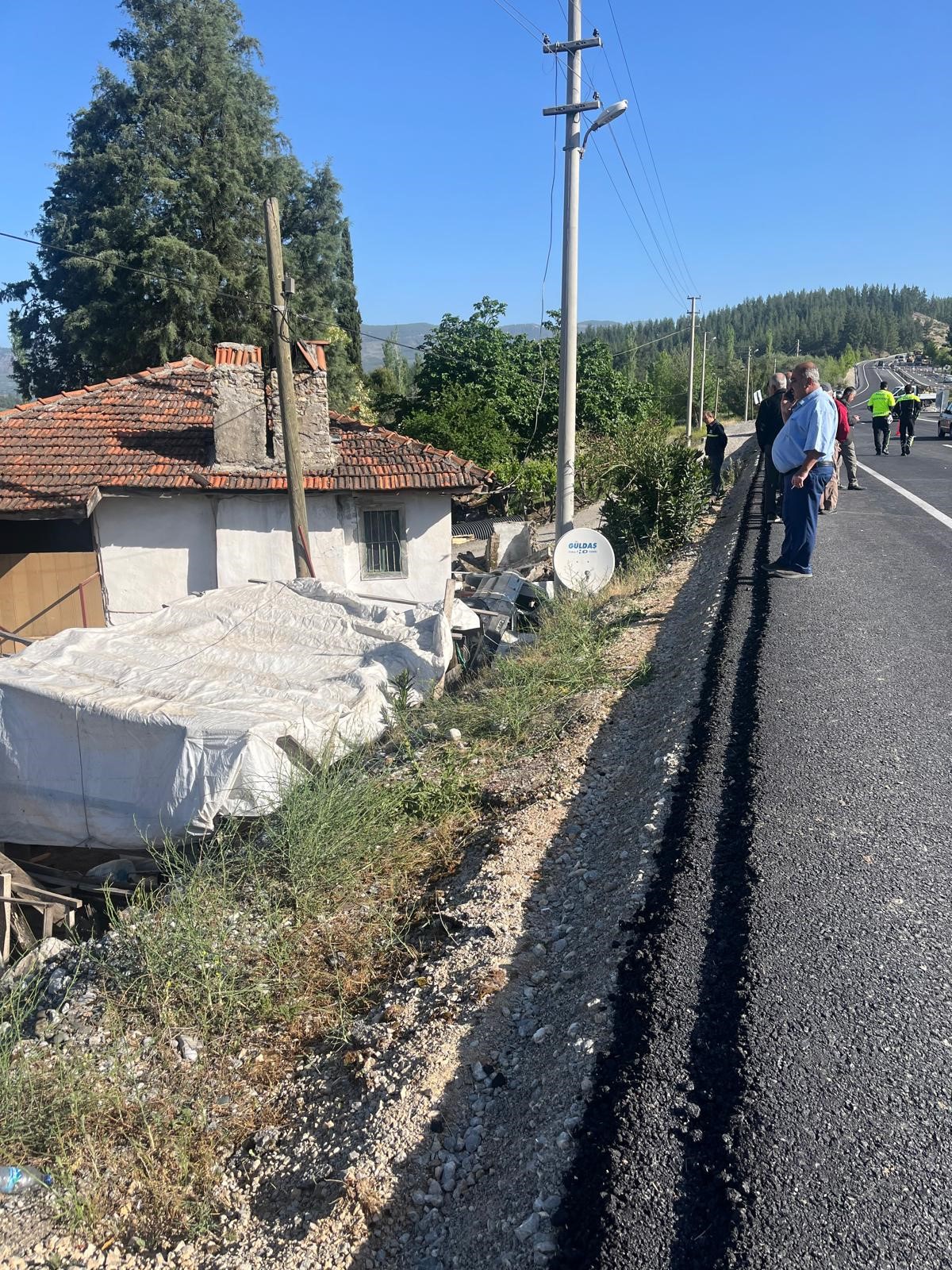 Yoldan Çıkan Otomobil Direk ile Ev Arasında Sıkıştı, Sürücüsü İse Öldü