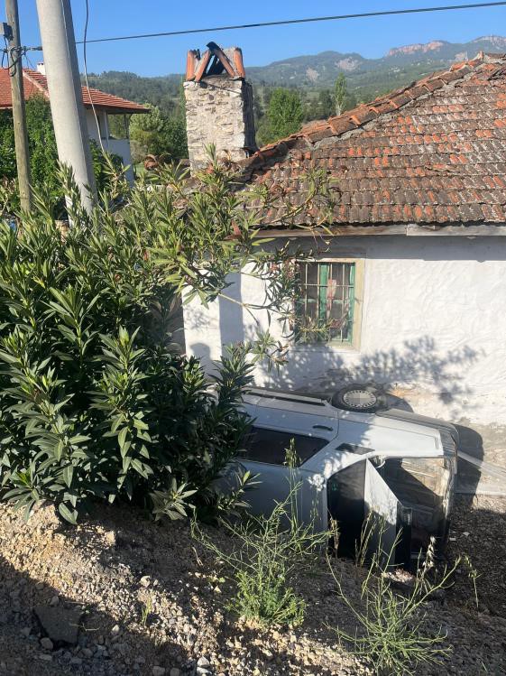Yoldan Çıkan Otomobil Direk ile Ev Arasında Sıkıştı, Sürücüsü İse Öldü
