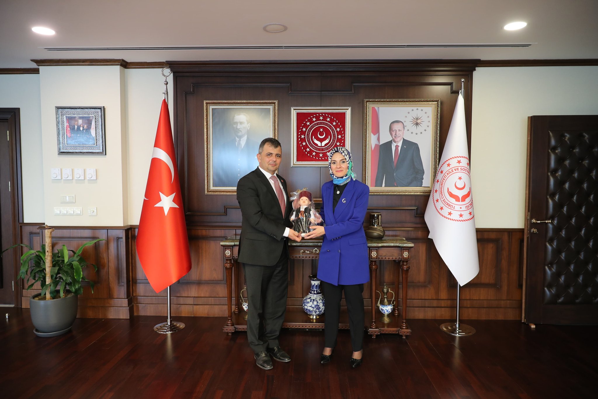 Hemşehriler Bir Araya Geldi Afyonlu Bakan’a Ziyaret