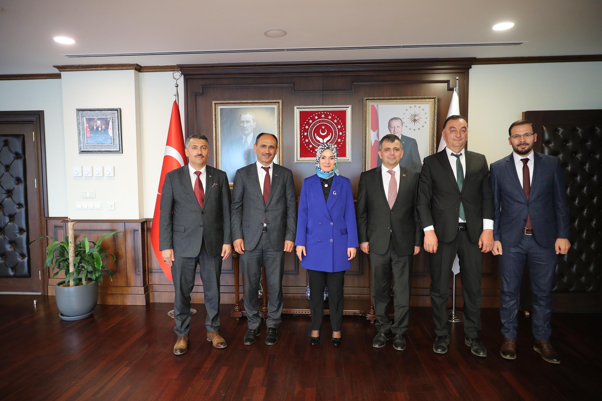Hemşehriler Bir Araya Geldi Afyonlu Bakan’a Ziyaret