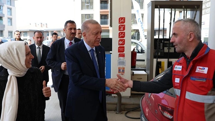 Erdoğan Üsküdar'da akaryakıt istasyonu çalışanlarını ziyaret etti