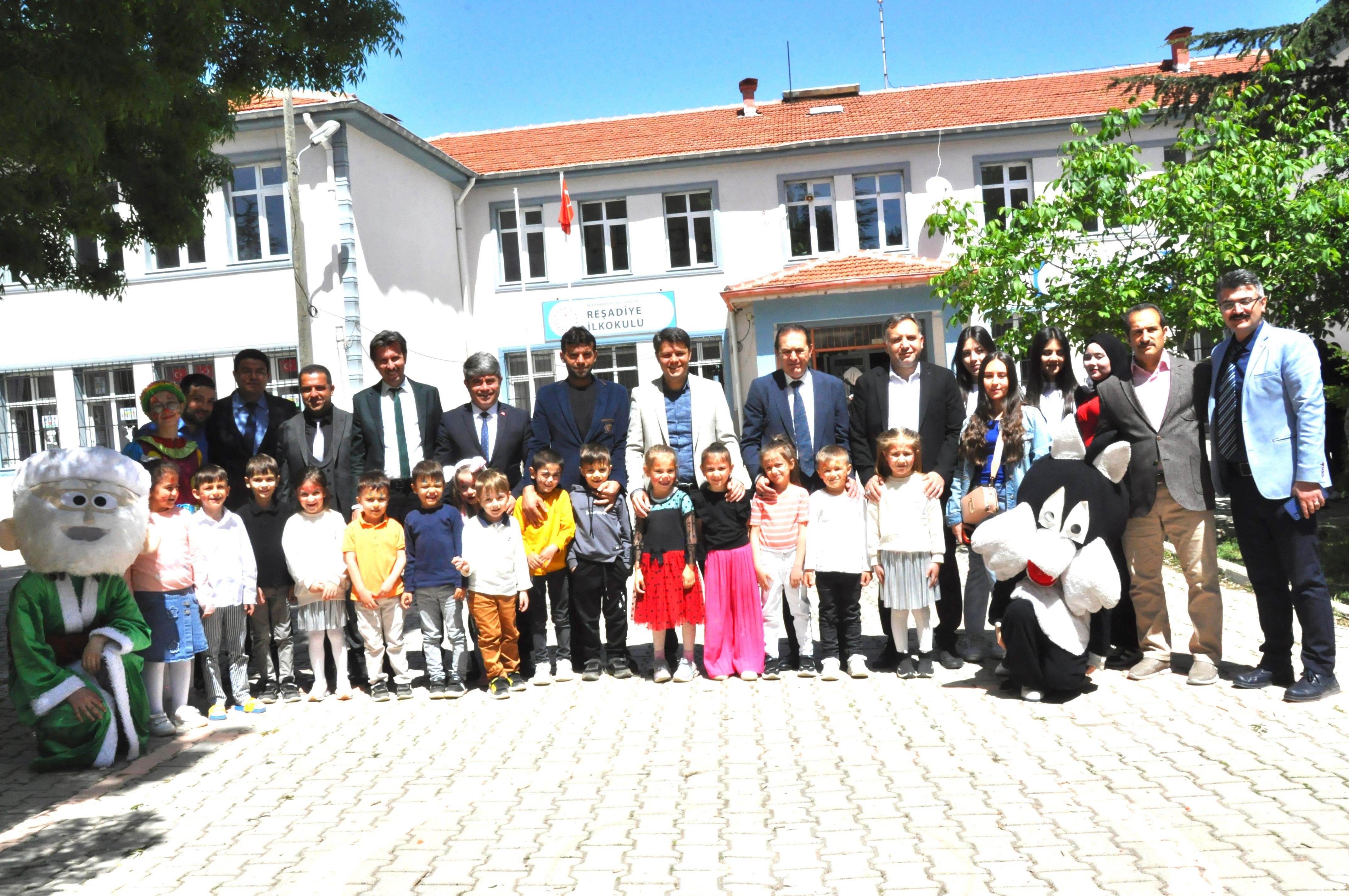 Liseliler Küçük Kardeşlerini Hediyeleri ile Sevindirdi
