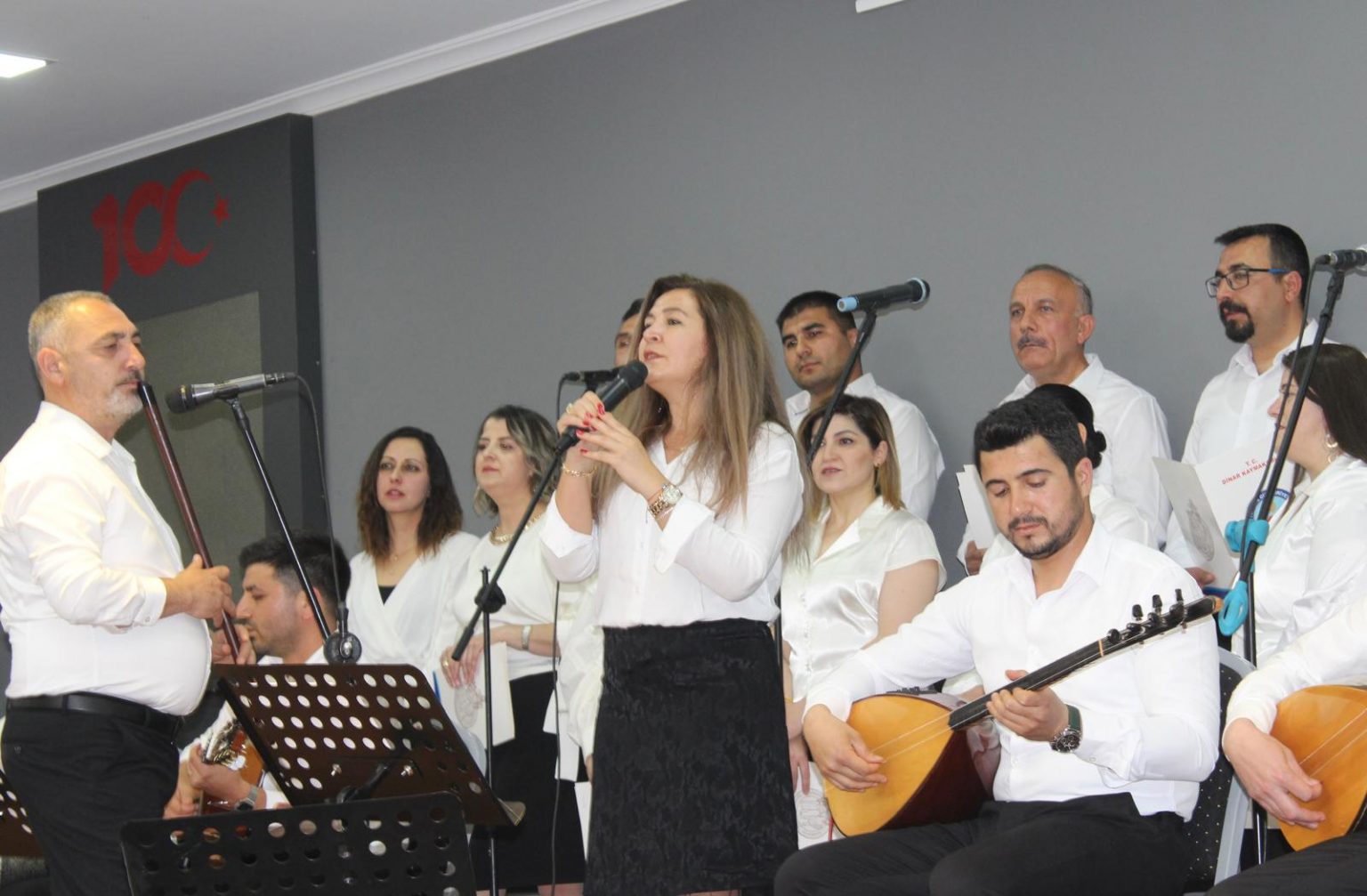 Dinar Türk Halk Müziği Korosu İlk Konserini Verdi