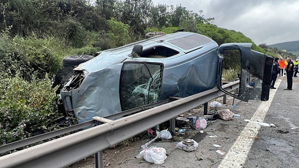 Otoyolda Devrilen Hafif Ticari Araçtaki 4 Kişi Yaralandı