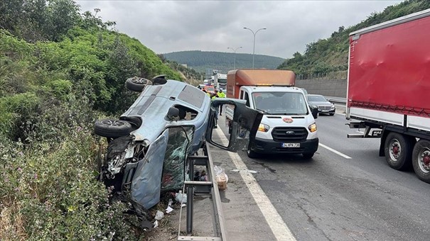 Otoyolda Devrilen Hafif Ticari Araçtaki 4 Kişi Yaralandı