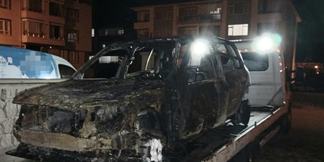 Seyir Halindeki Otomobil Alev Aldı  4 Kişilik Aile Son Anda Kurtuldu