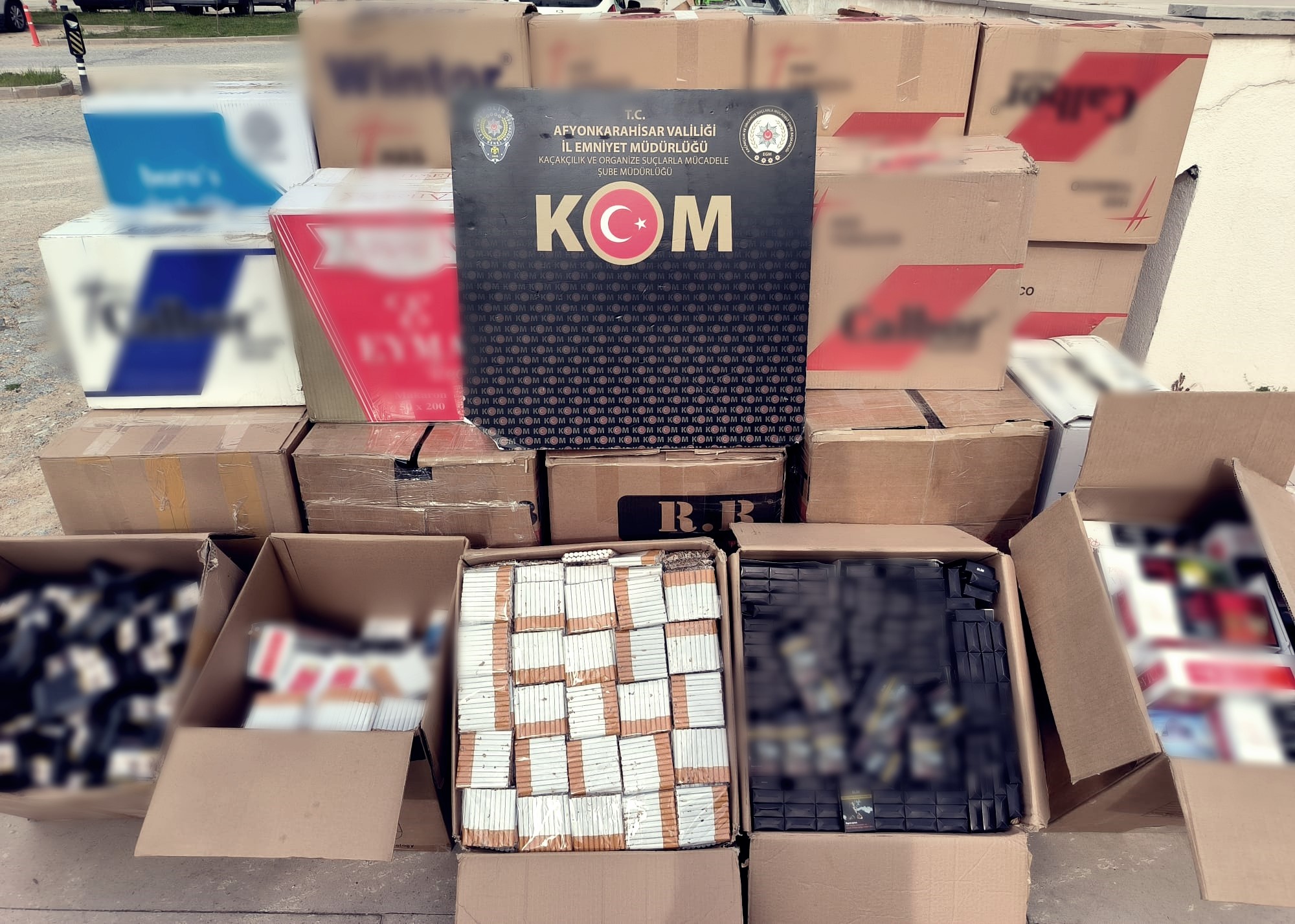 2 İlçede Eş Zamanlı Operasyon! Polis 5 Bin 150 Paket Kaçak Sigara Ve Makaron Ele Geçirdi