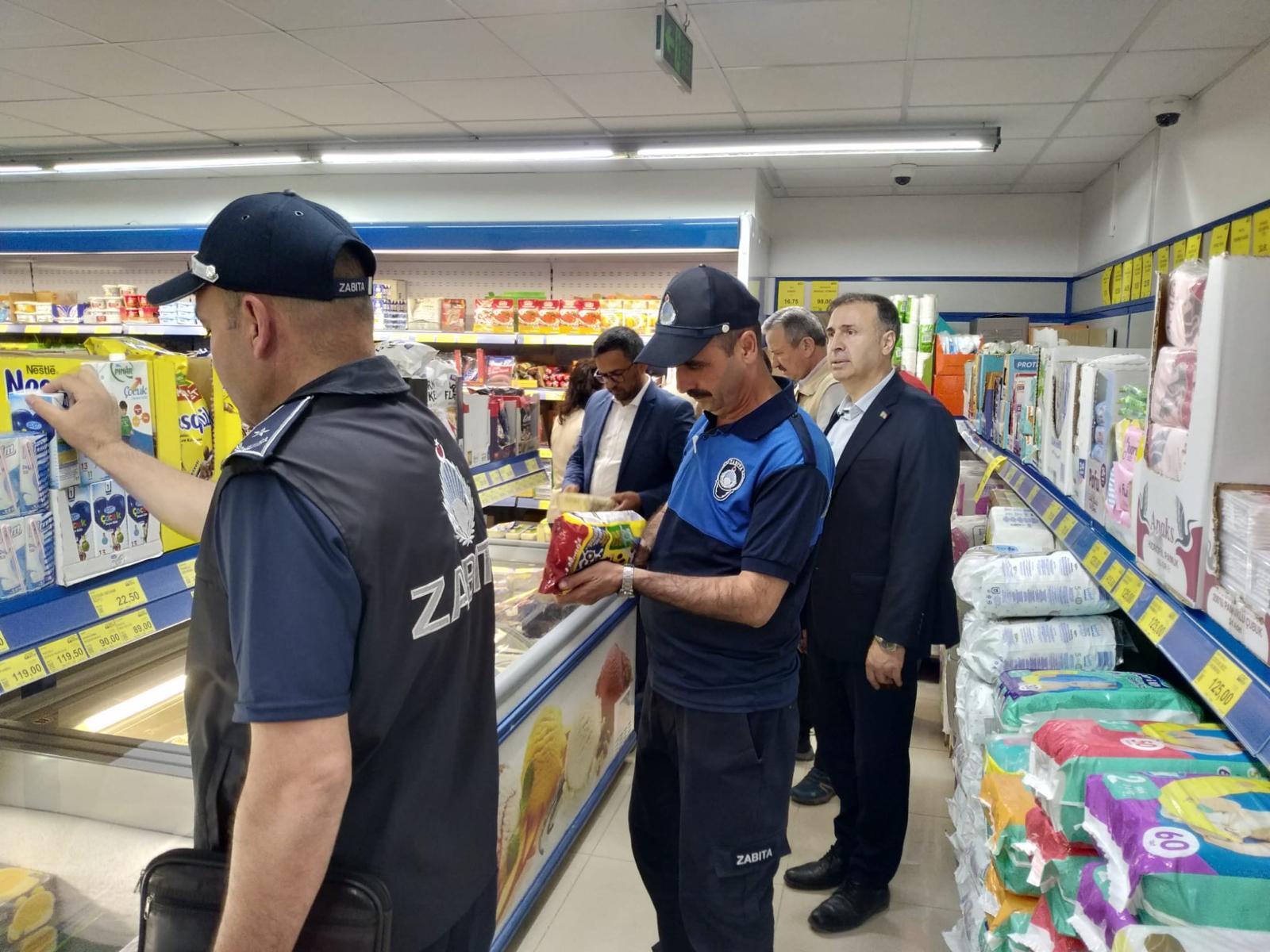 BOLVADİN'DE DENETİM EKİPLERİ MARKETLERDE GÖZ AÇTIRMIYOR