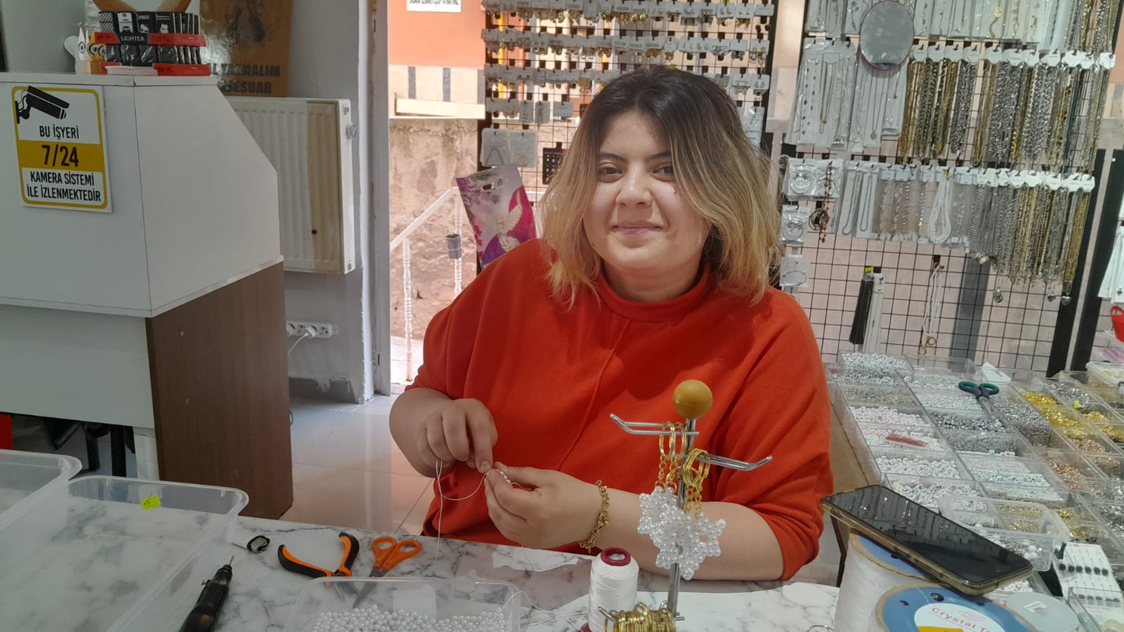 EL EMEĞİ ÜRÜNLERİNİN YAPIMINI AFYONLULARA ÖĞRETİYOR