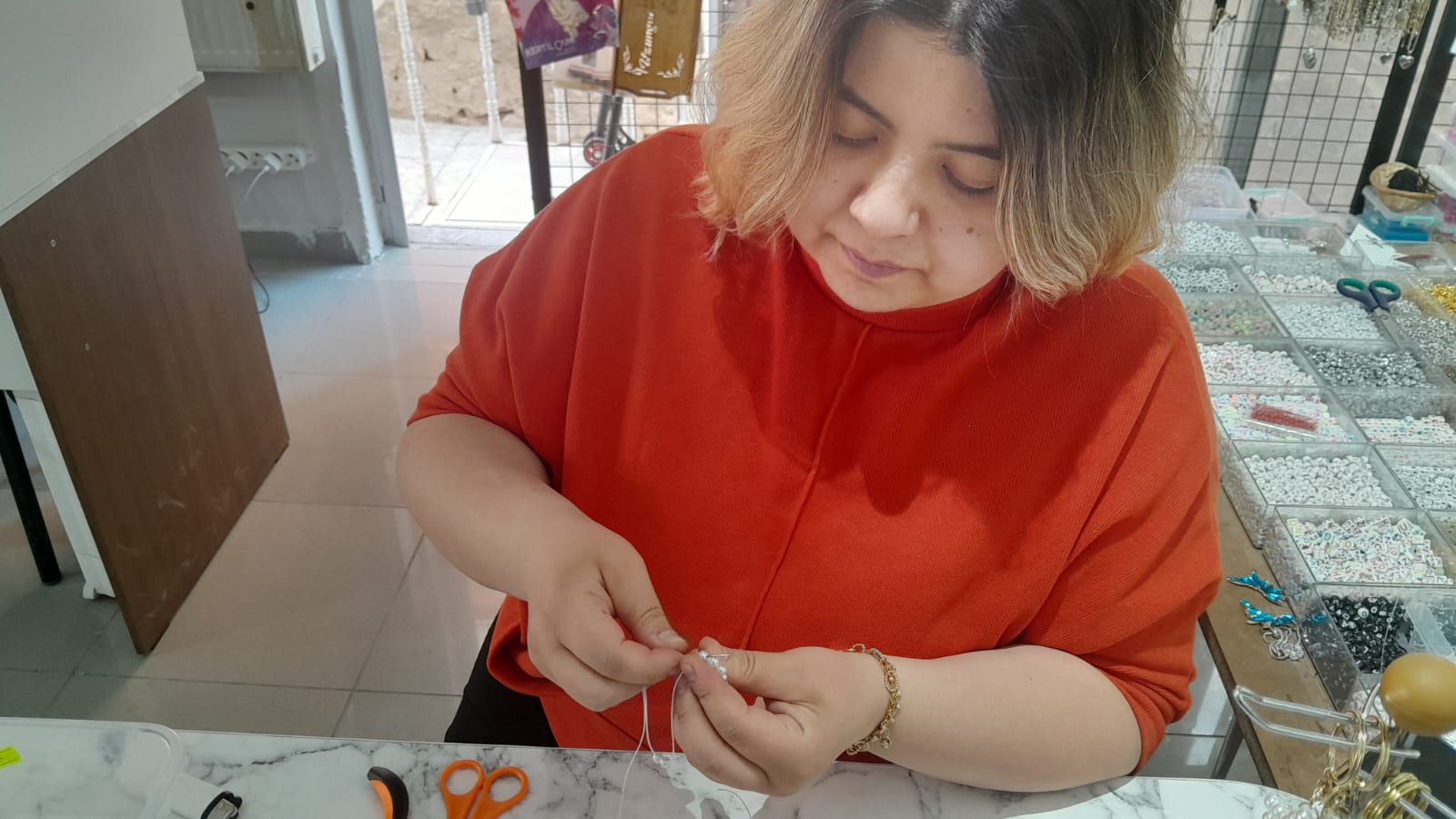 EL EMEĞİ ÜRÜNLERİNİN YAPIMINI AFYONLULARA ÖĞRETİYOR