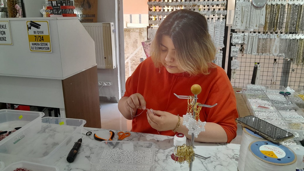 EL EMEĞİ ÜRÜNLERİNİN YAPIMINI AFYONLULARA ÖĞRETİYOR