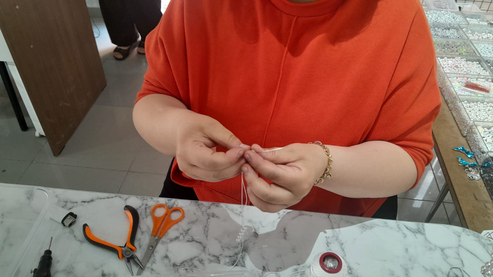 EL EMEĞİ ÜRÜNLERİNİN YAPIMINI AFYONLULARA ÖĞRETİYOR