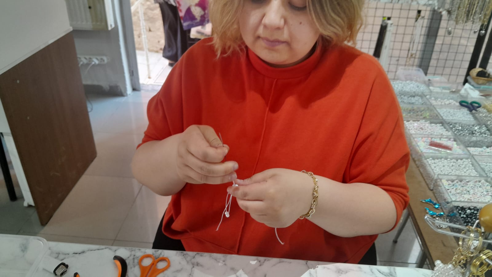 EL EMEĞİ ÜRÜNLERİNİN YAPIMINI AFYONLULARA ÖĞRETİYOR