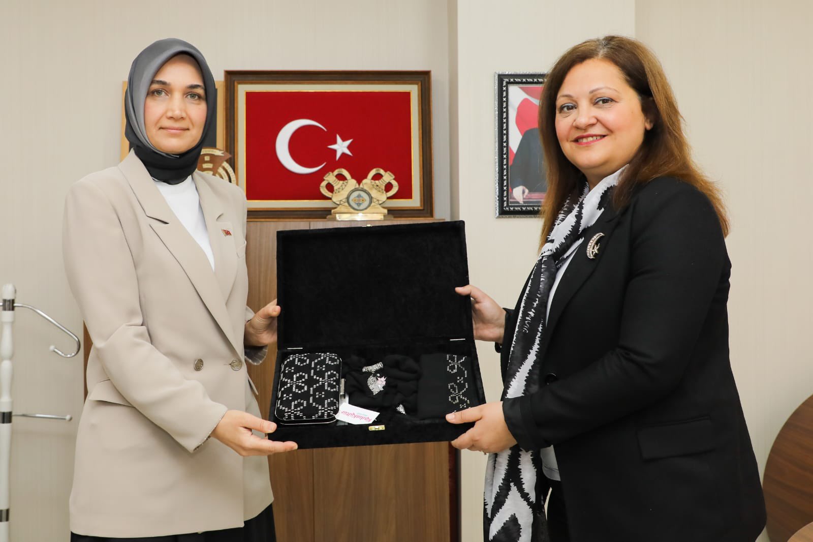 Vali Yiğitbaşı, Başkan Köksal'ı Ziyaret Etti: Afyonkarahisar'ın Lider Kadınları, Şehrin Geleceğini Şekillendiriyor!