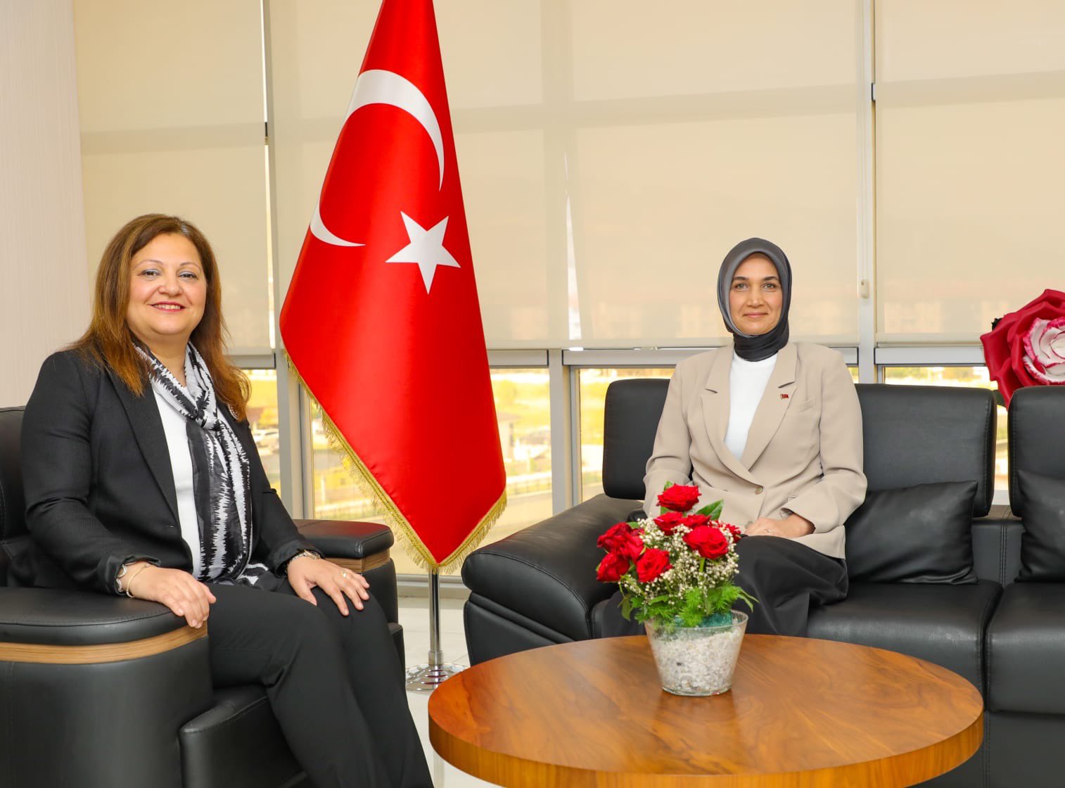 Vali Yiğitbaşı, Başkan Köksal'ı Ziyaret Etti: Afyonkarahisar'ın Lider Kadınları, Şehrin Geleceğini Şekillendiriyor!