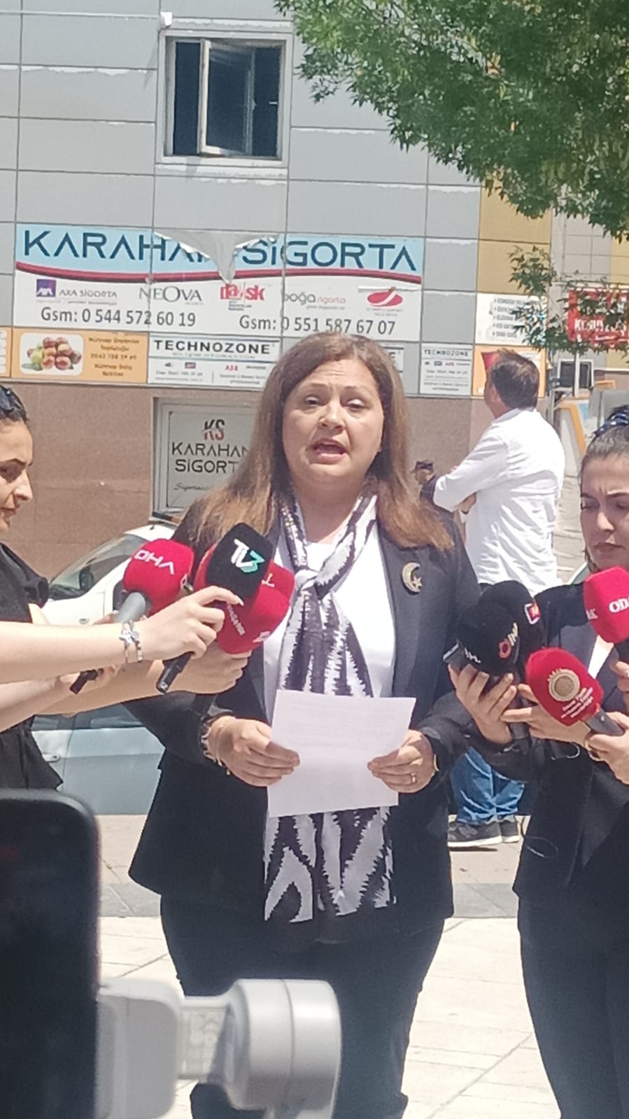 Önceki Dönem Borçları Belediye Binasına Asıldı! Afyonkarahisar Belediye Başkanı Burcu Köksal, Önceki Dönem Borçlarını Açıkladı