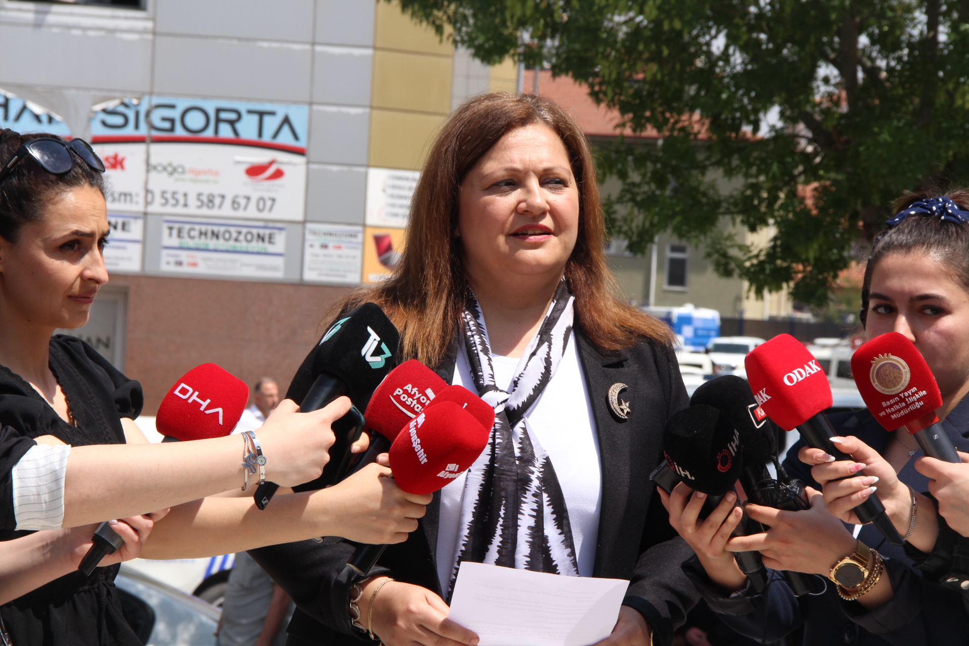 Köksal Belediye'nin Milyarlık Borcunu Pankart ile İlan Etti: "Yemiş İçmiş Faturaların Ödenmesini Bize Bırakmışlar"