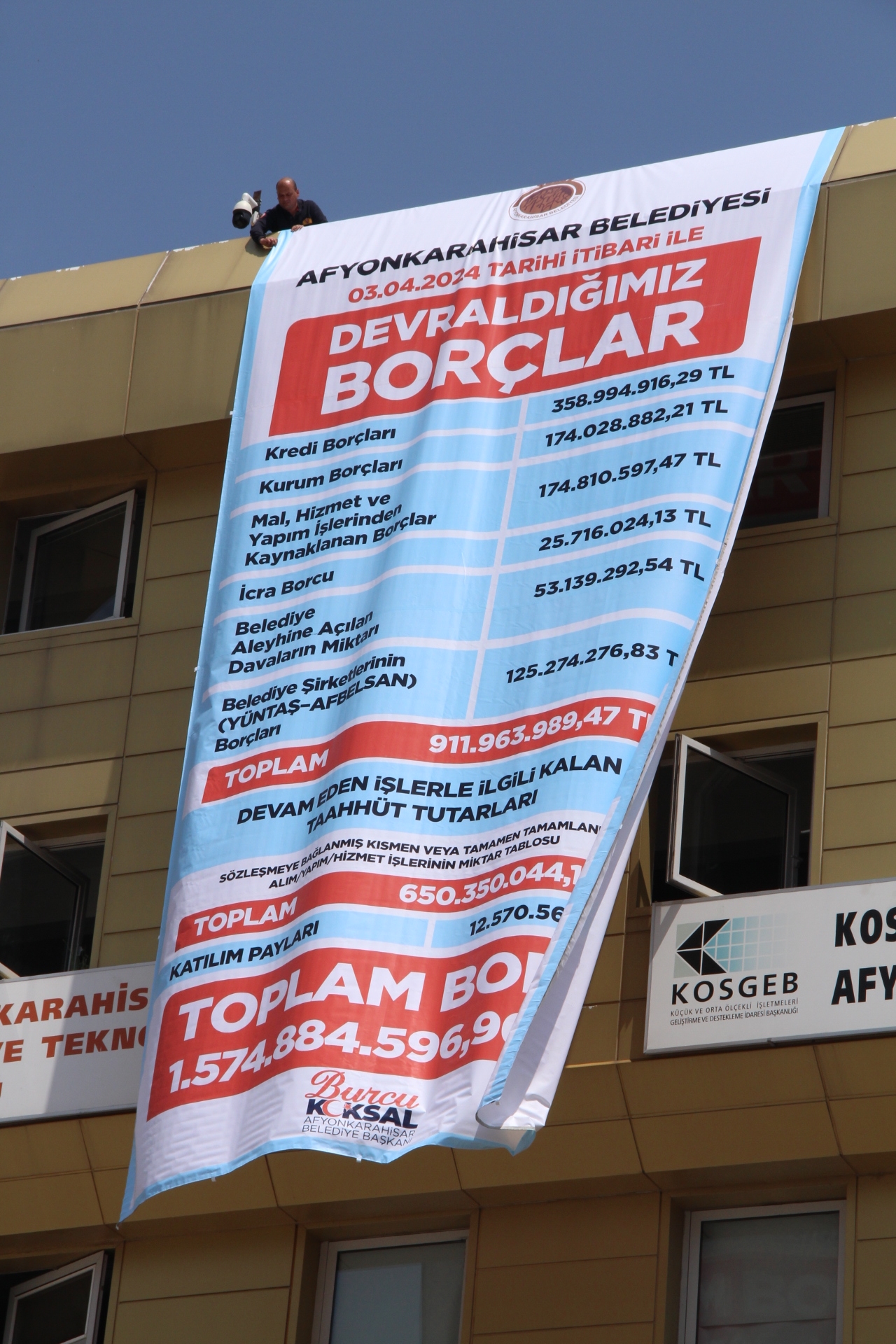 Köksal Belediye'nin Milyarlık Borcunu Pankart ile İlan Etti: "Yemiş İçmiş Faturaların Ödenmesini Bize Bırakmışlar"
