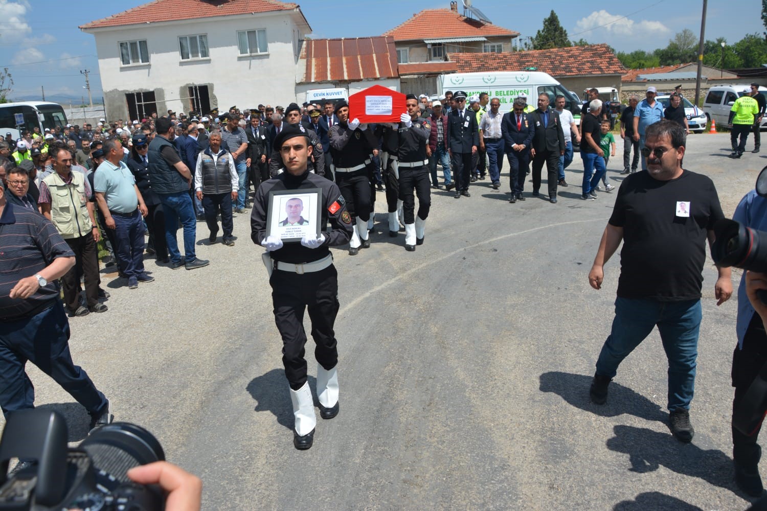 Kazada Şehit Olan Polis Memuru Toprağa Verildi