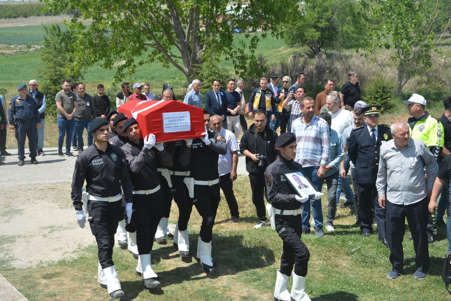 Kazada Şehit Olan Polis Memuru Toprağa Verildi