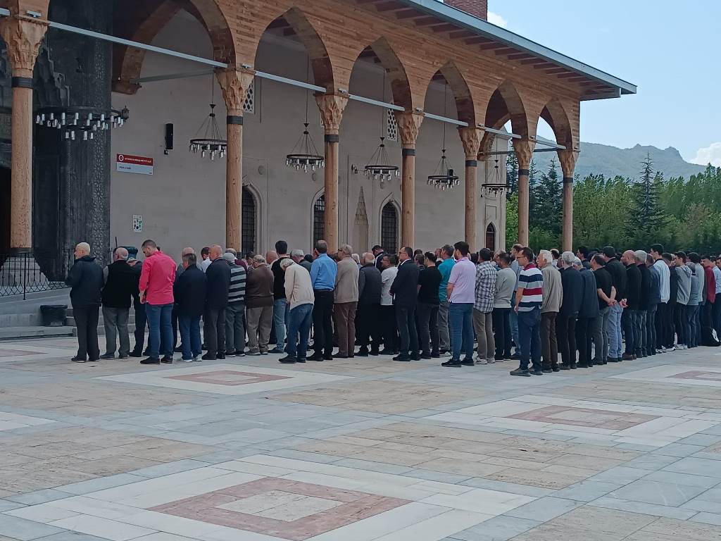 İŞ İNSANI BAYRAKÇEKEN SON YOLCULUĞUNA UĞURLANDI