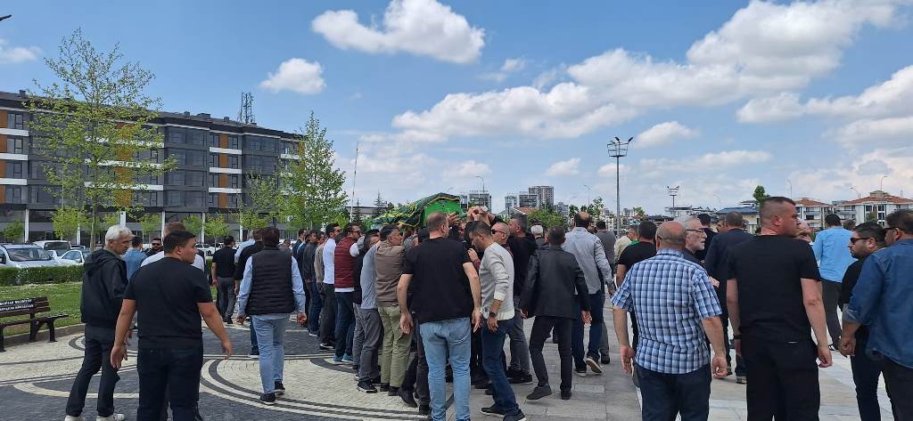 İŞ İNSANI BAYRAKÇEKEN SON YOLCULUĞUNA UĞURLANDI