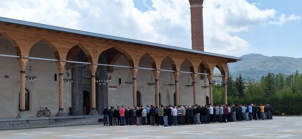 İŞ İNSANI BAYRAKÇEKEN SON YOLCULUĞUNA UĞURLANDI