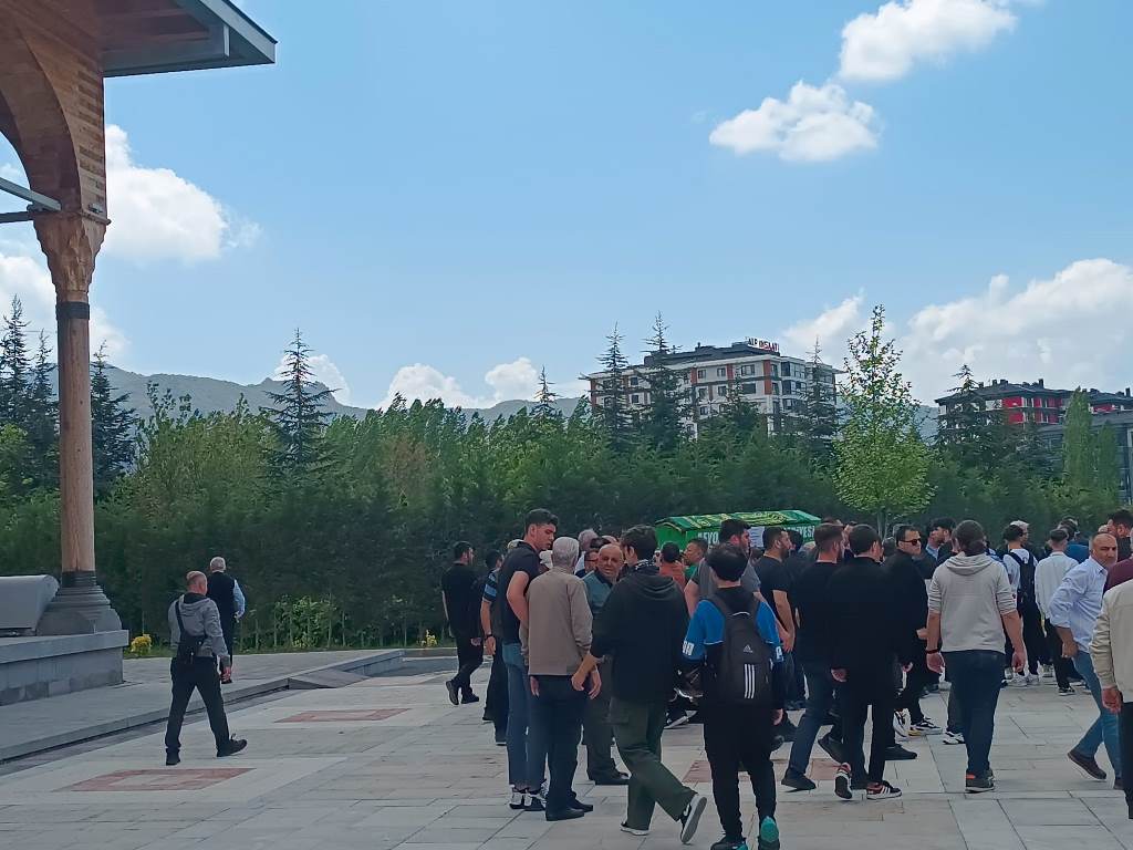 İŞ İNSANI BAYRAKÇEKEN SON YOLCULUĞUNA UĞURLANDI