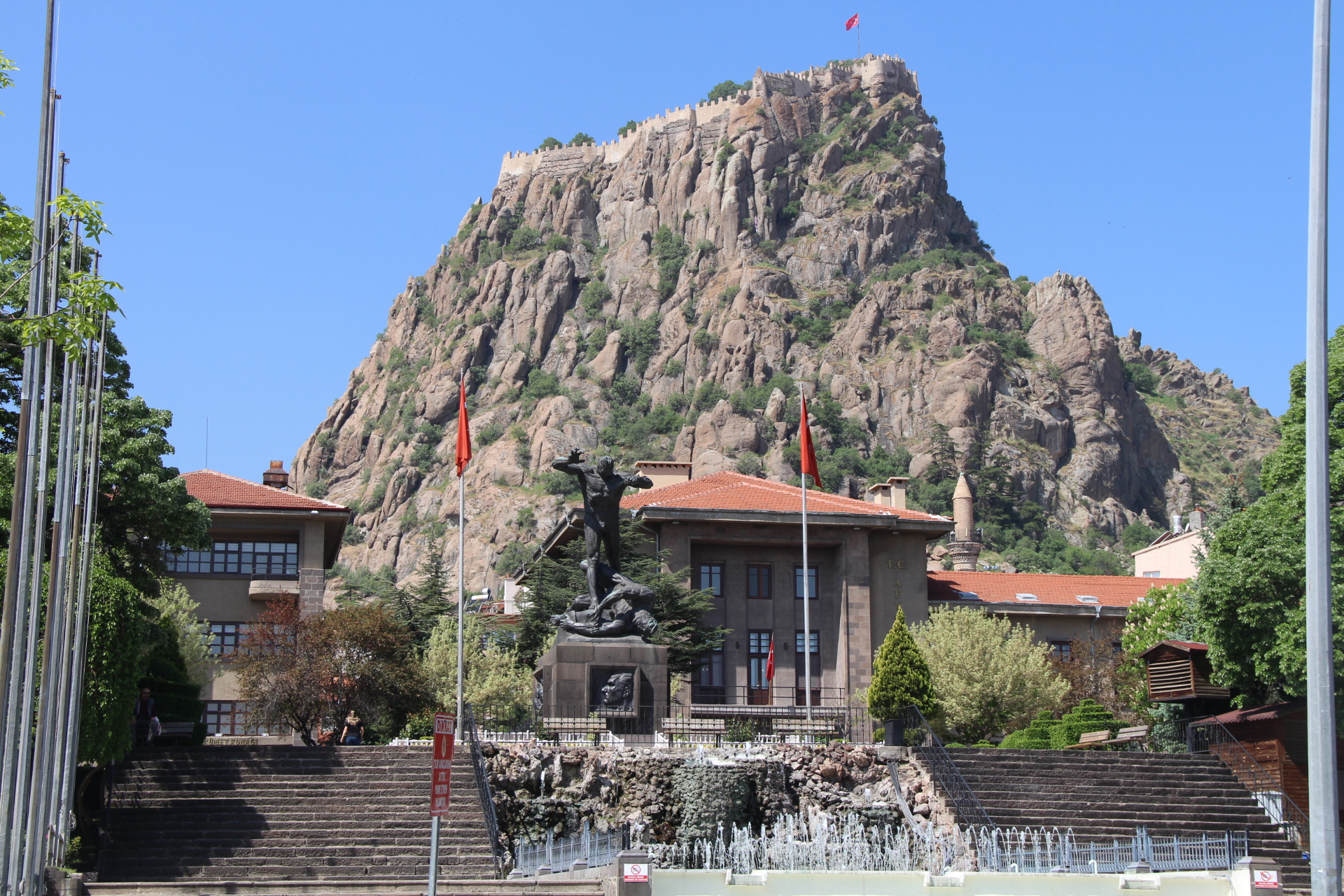 AFYONKARAHİSAR'IN TARİHİ KALBİ UTKU ANITI VE ANIT PARK, HALKIN UĞRAK NOKTASI