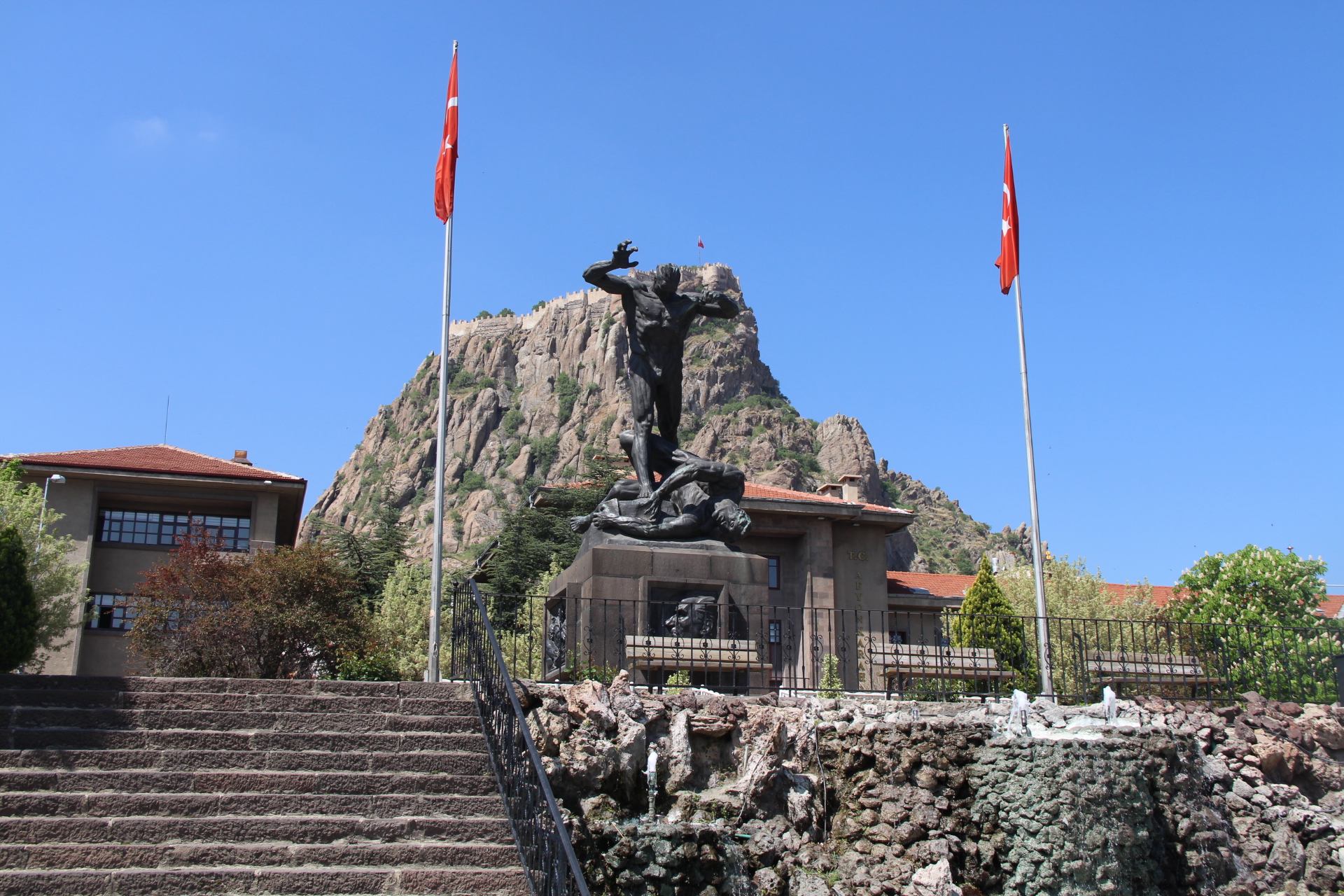 AFYONKARAHİSAR'IN TARİHİ KALBİ UTKU ANITI VE ANIT PARK, HALKIN UĞRAK NOKTASI