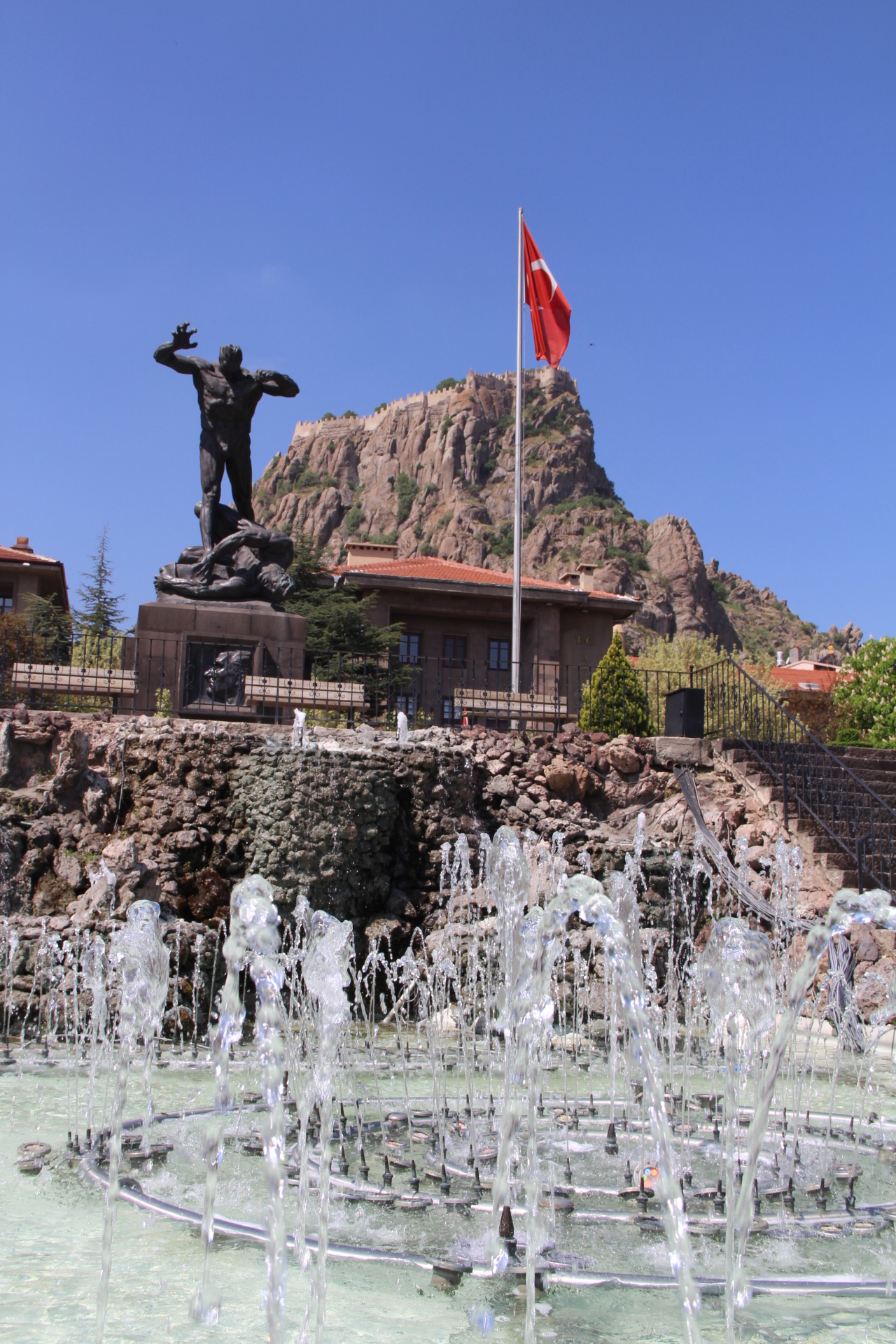 AFYONKARAHİSAR'IN TARİHİ KALBİ UTKU ANITI VE ANIT PARK, HALKIN UĞRAK NOKTASI