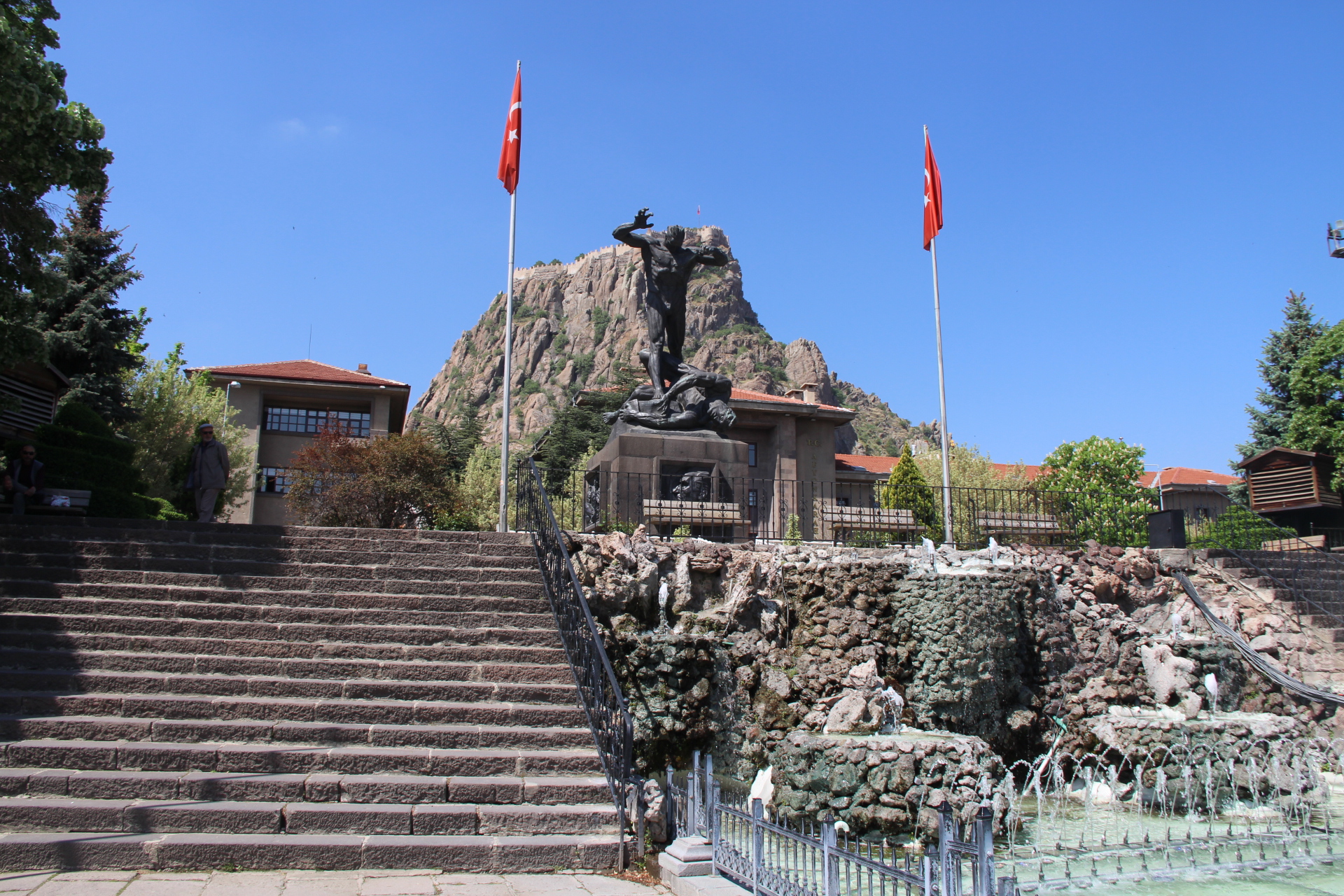 AFYONKARAHİSAR'IN TARİHİ KALBİ UTKU ANITI VE ANIT PARK, HALKIN UĞRAK NOKTASI