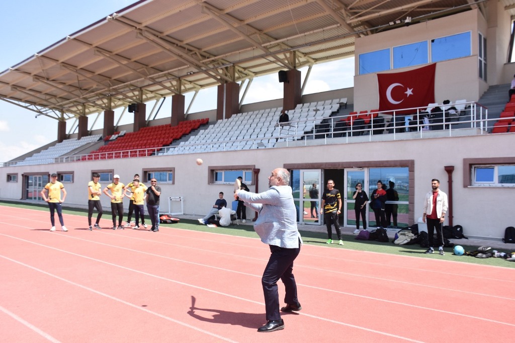 OKUL SPORLARI GENÇ KIZLAR KRİKET MÜSABAKALARI NEFES KESTİ