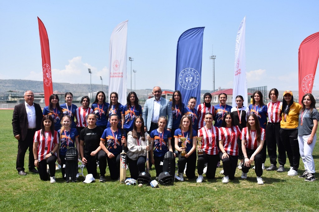 OKUL SPORLARI GENÇ KIZLAR KRİKET MÜSABAKALARI NEFES KESTİ