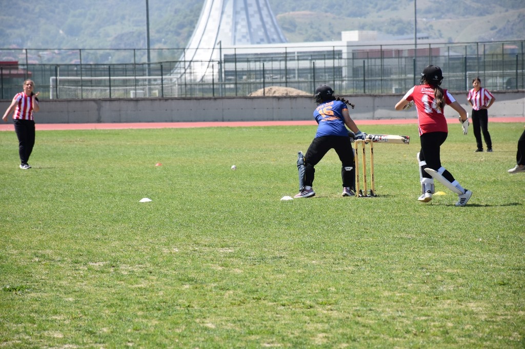 OKUL SPORLARI GENÇ KIZLAR KRİKET MÜSABAKALARI NEFES KESTİ