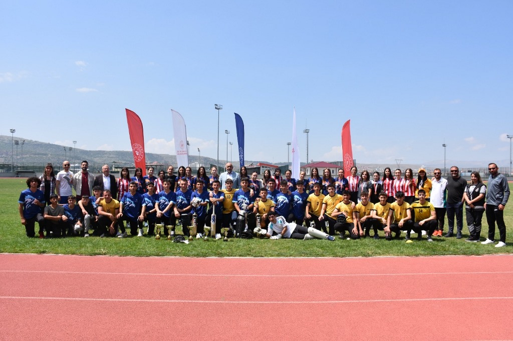 OKUL SPORLARI GENÇ KIZLAR KRİKET MÜSABAKALARI NEFES KESTİ