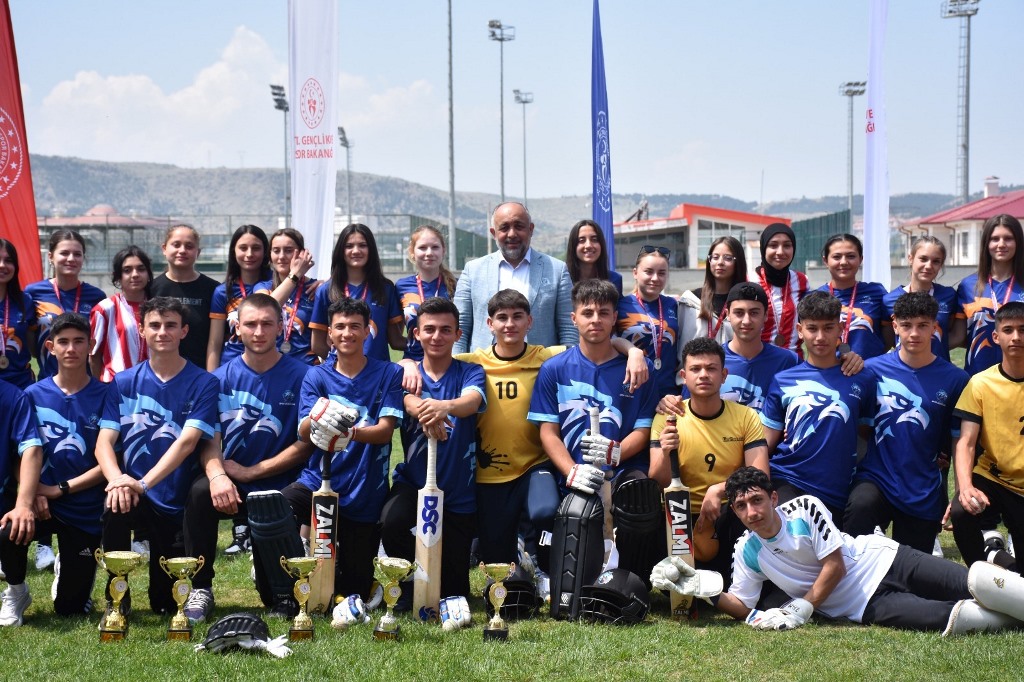 OKUL SPORLARI GENÇ KIZLAR KRİKET MÜSABAKALARI NEFES KESTİ