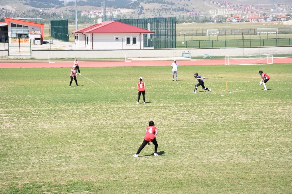 OKUL SPORLARI GENÇ KIZLAR KRİKET MÜSABAKALARI NEFES KESTİ