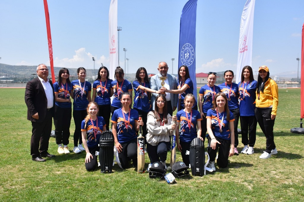 OKUL SPORLARI GENÇ KIZLAR KRİKET MÜSABAKALARI NEFES KESTİ