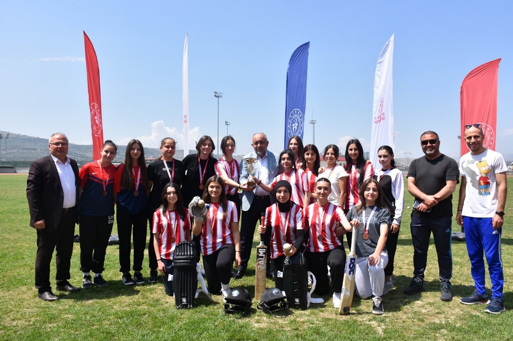 OKUL SPORLARI GENÇ KIZLAR KRİKET MÜSABAKALARI NEFES KESTİ