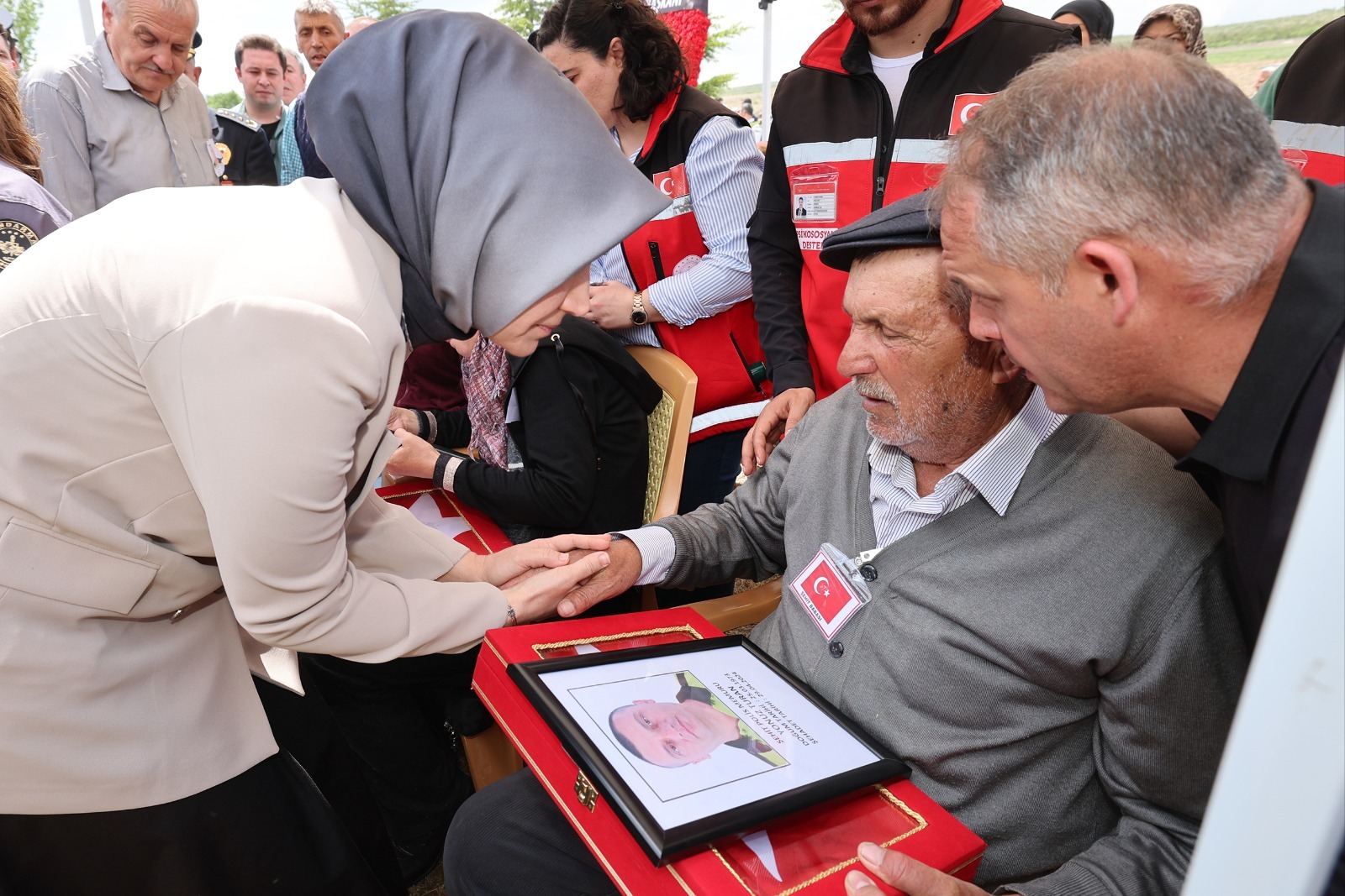 Vali Yiğitbaşı Şehit Polisin Cenaze Törenine Katıldı