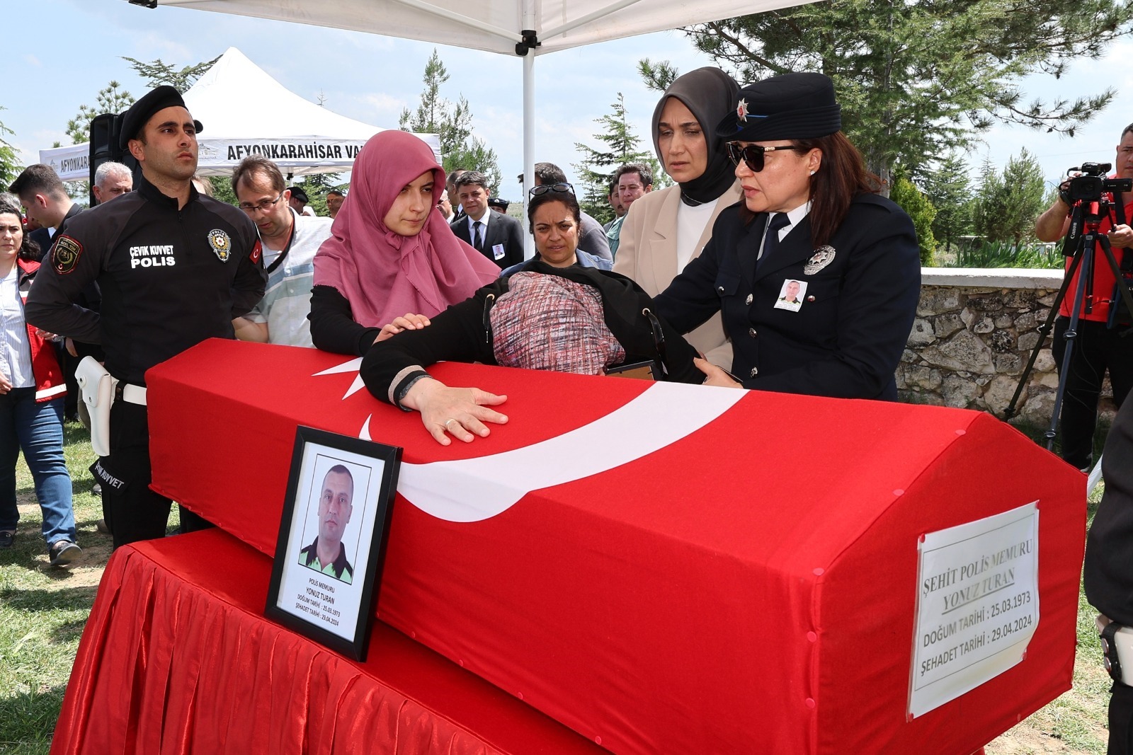 Vali Yiğitbaşı Şehit Polisin Cenaze Törenine Katıldı