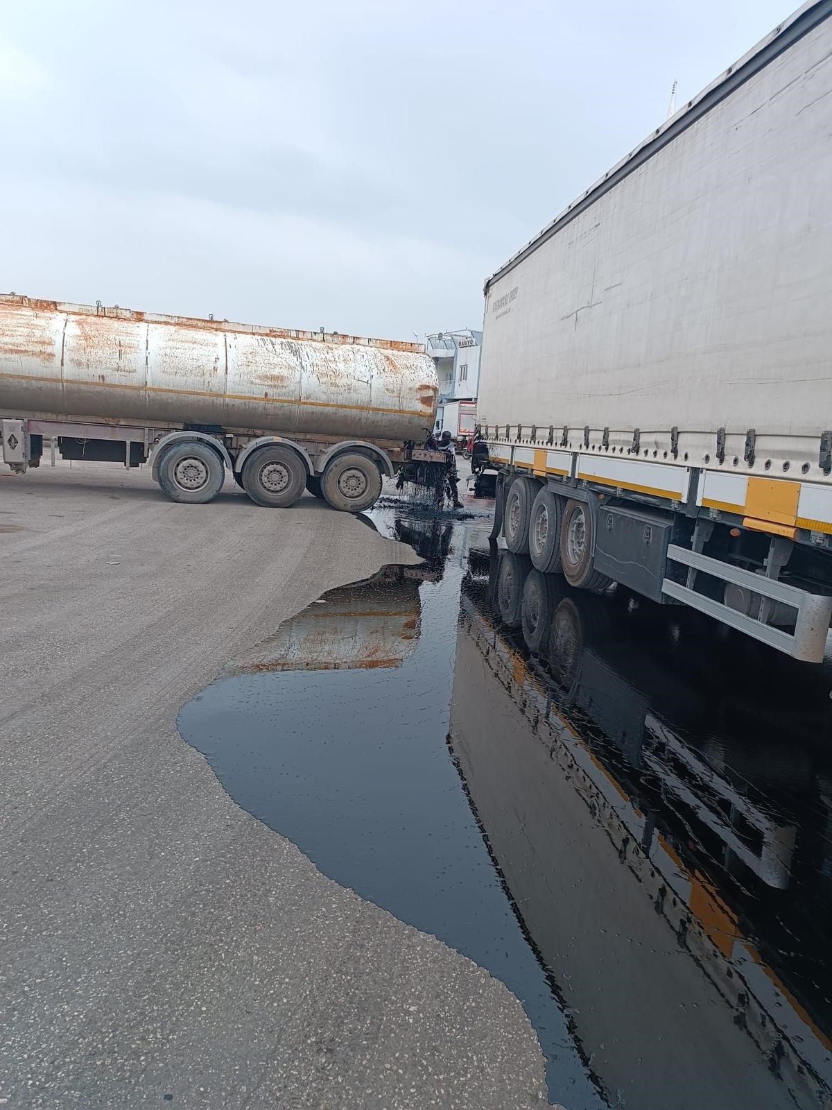 Kazaya Karışan Tankerin Deposu Delindi Binlerce Litre Yağ Oluk Oluk Yollara Aktı