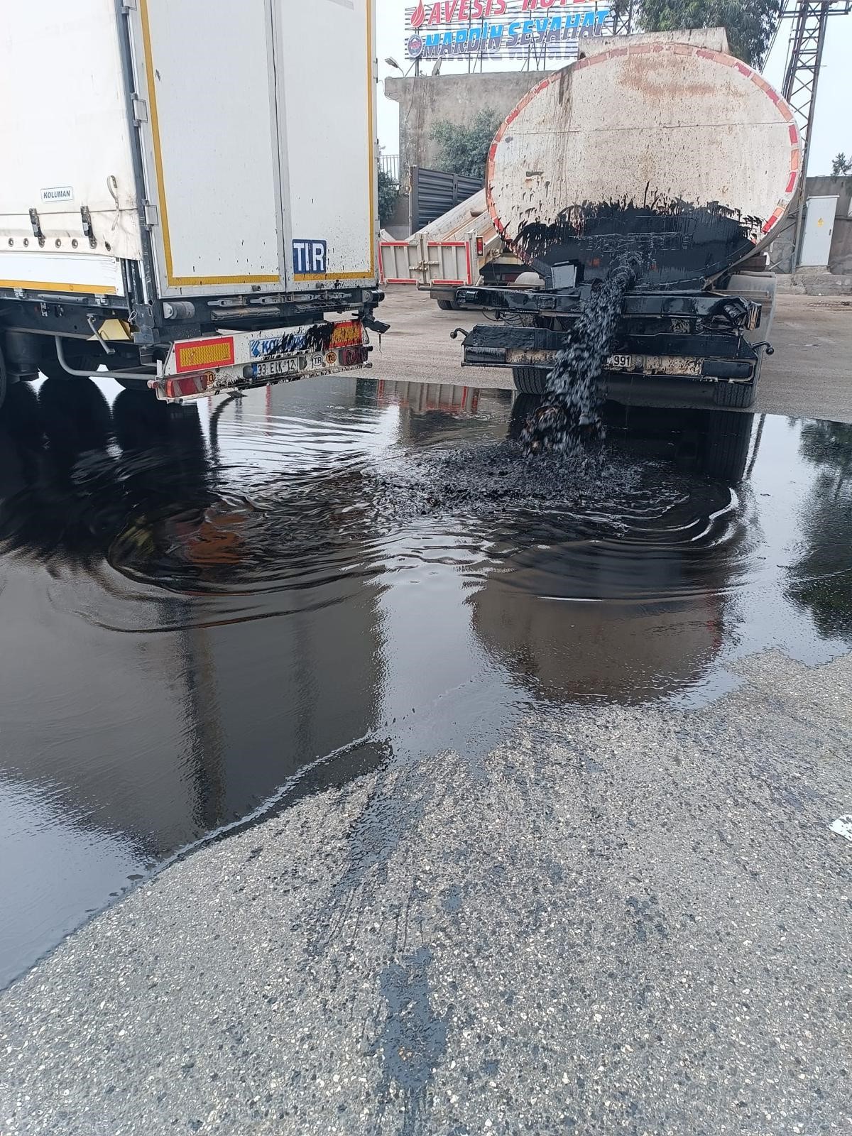 Kazaya Karışan Tankerin Deposu Delindi Binlerce Litre Yağ Oluk Oluk Yollara Aktı