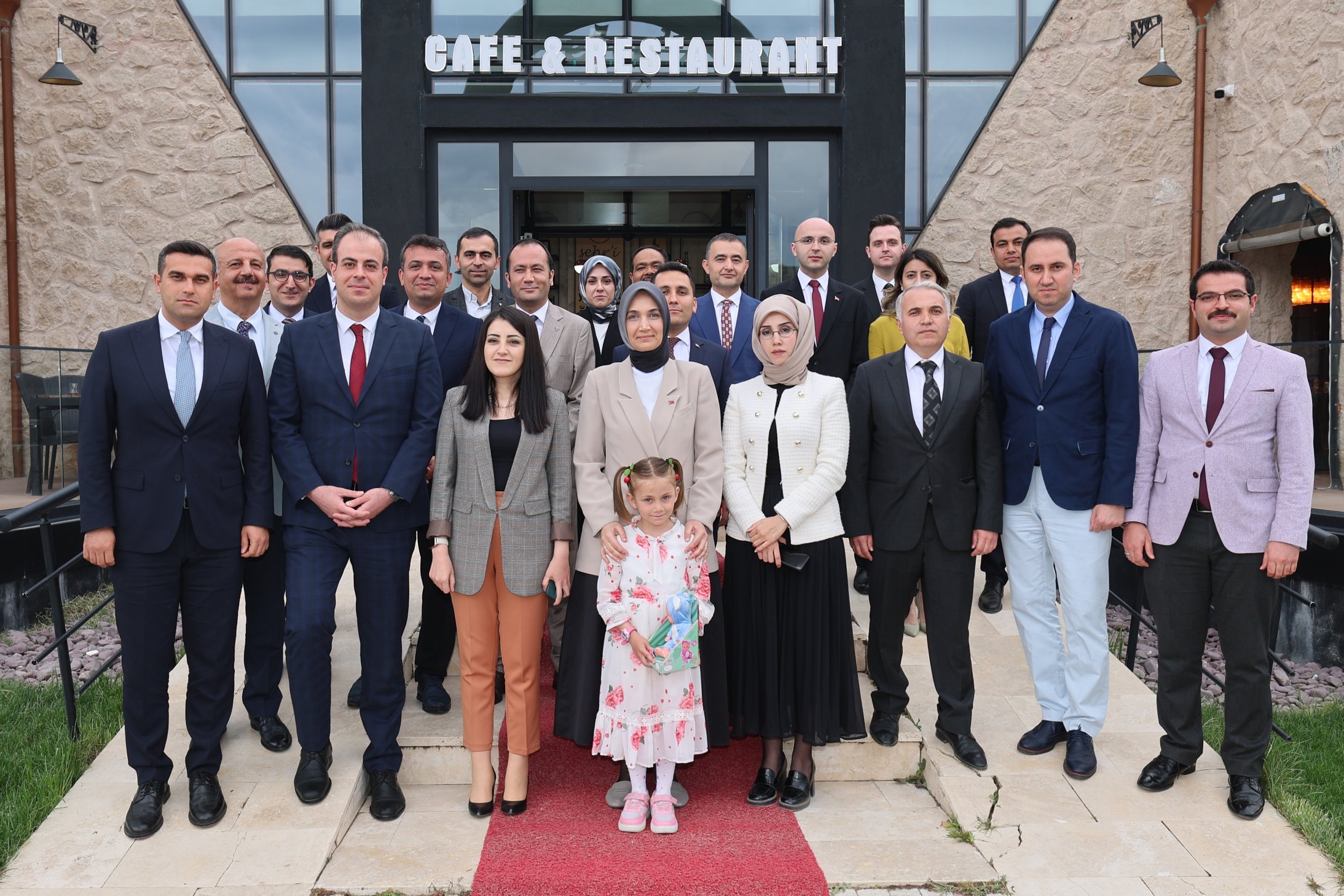 Vali Yiğitbaşı  Yurt Dışında Eğitim Alacak Kaymakamlarla Bir Araya Geldi